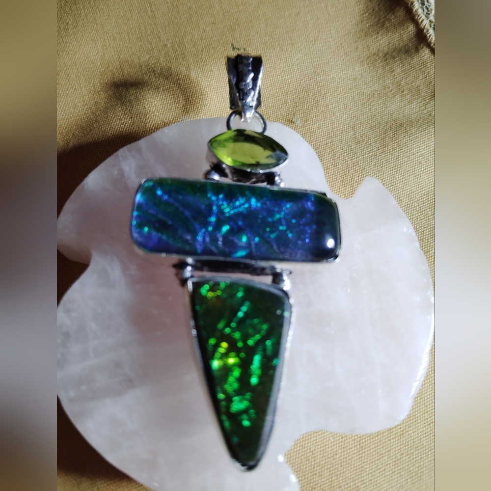 STERLING SILVER PENDANT WITH PERIDOT, BLUE AND GREEN DRUZY GEMSTONES. 18 IN CH.